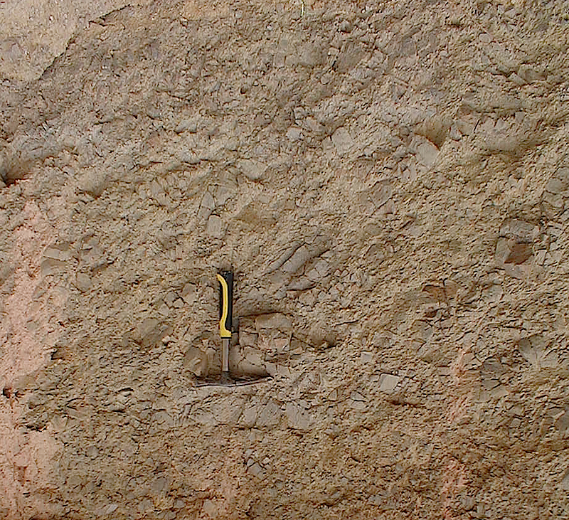 Brecha monomíctica que exhibe una textura en mortero y una brechificación arenosa, Dolomía Ribota, Daroca, cabalgamiento